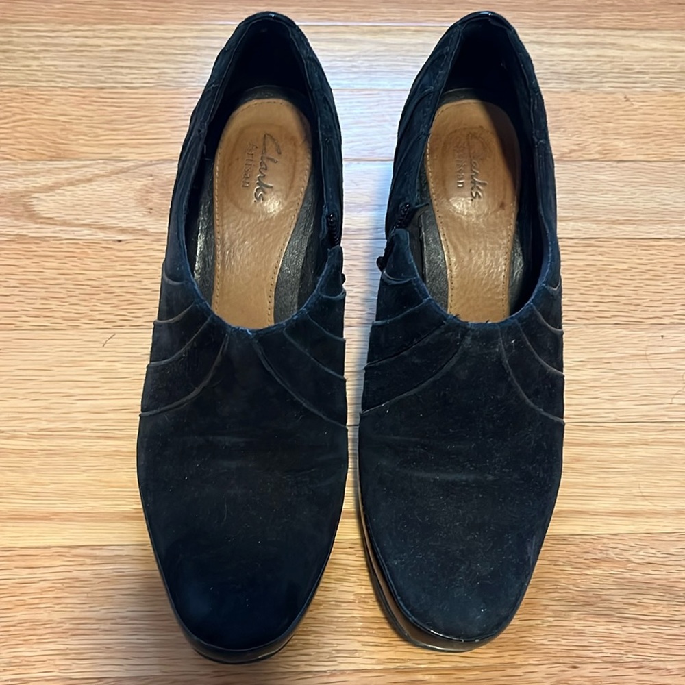 Clark’s Artisan black suede booties 9.5 wide